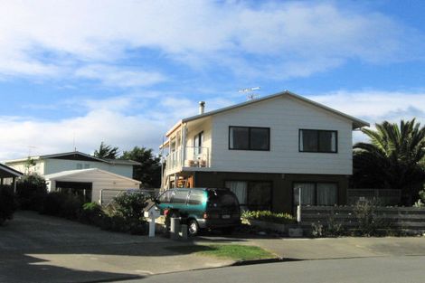 Photo of property in 18 Oratia Street, Waikanae Beach, Waikanae, 5036