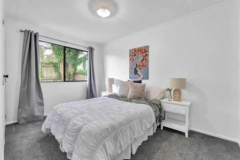 Photo of property in 33 Riversdale Drive, Merrilands, New Plymouth, 4312