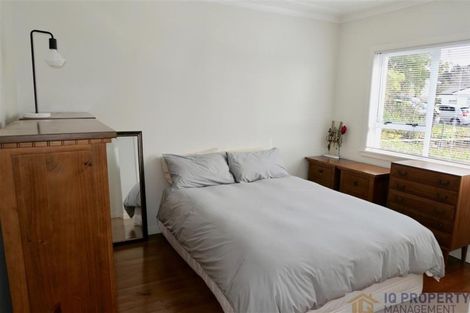 Photo of property in 43 Eastglen Road, Glen Eden, Auckland, 0602