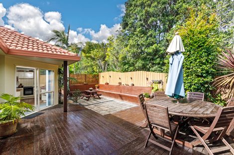 Photo of property in 22 Margaret Henry Crescent, Oteha, Auckland, 0632