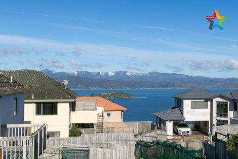 Photo of property in 8 Bennett Grove, Newlands, Wellington, 6037