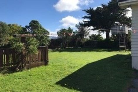 Photo of property in 8 Cheyne Walk, Newlands, Wellington, 6037