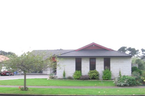 Photo of property in 17 Cranbrook Grove, Waikanae, 5036