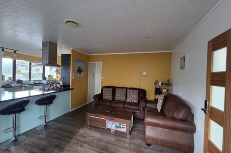 Photo of property in 37 Meadowvale Rise, Titirangi, Auckland, 0604