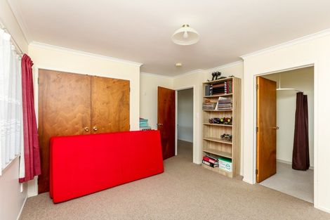 Photo of property in 17 Kowhai Street, Inglewood, 4330
