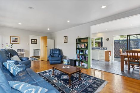 Photo of property in 77 Buscomb Avenue, Henderson, Auckland, 0610