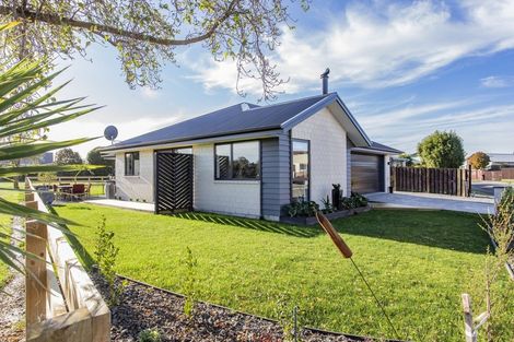 Photo of property in 33 Seadown Crescent, Amberley, 7410