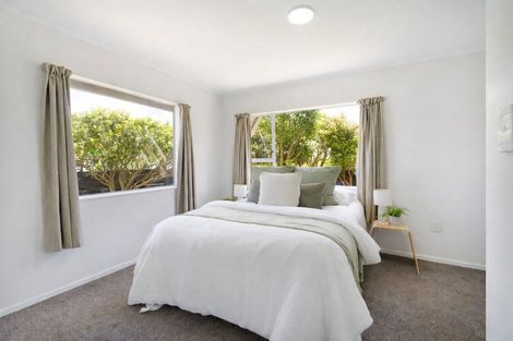 Photo of property in 5 Pimlico Place, Newlands, Wellington, 6037