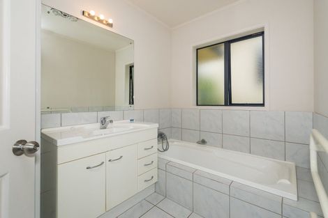 Photo of property in 11 Canary Place, Unsworth Heights, Auckland, 0632