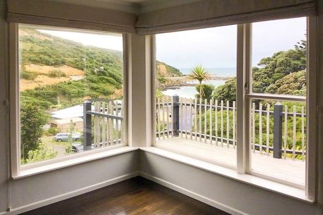 Photo of property in 18 Cave Road, Houghton Bay, Wellington, 6023