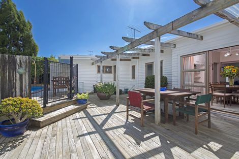 Photo of property in 4 Fenton Terrace, Cockle Bay, Auckland, 2014