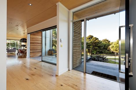 Photo of property in 27 Cochran Road, Oratia, Auckland, 0604