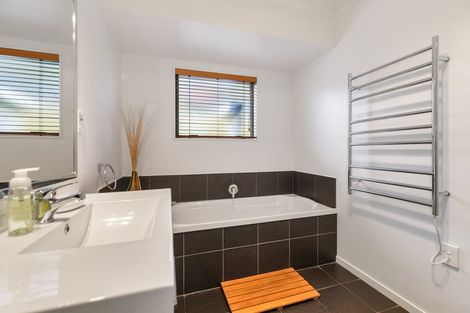 Photo of property in 10 Guernsey Place, Grandview Heights, Hamilton, 3200