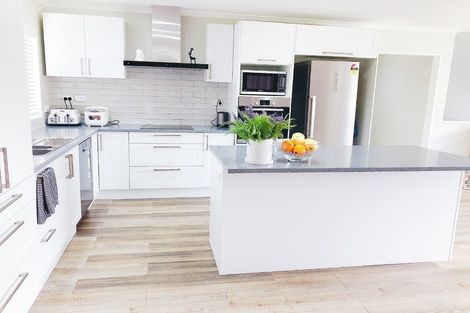 Photo of property in 2 Taroka Close, Pinehill, Auckland, 0632