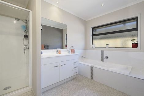 Photo of property in 142 Oteki Park Drive, Welcome Bay, Tauranga, 3112