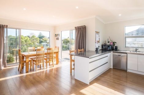 Photo of property in 17 Simpson Crescent, Raumati Beach, Paraparaumu, 5032