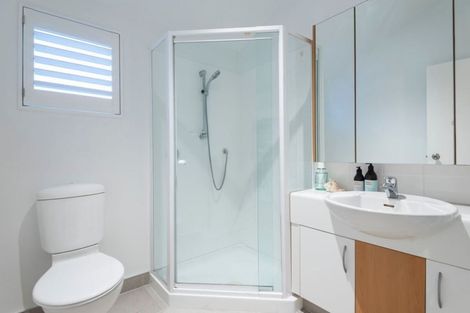 Photo of property in 7/8 Tobago Place, Sunnynook, Auckland, 0620