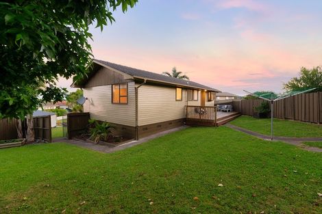 Photo of property in 17 Foyle Place, Glendene, Auckland, 0602