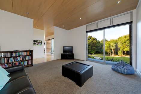 Photo of property in 27 Cochran Road, Oratia, Auckland, 0604
