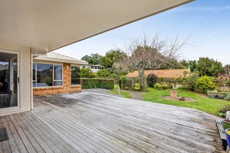 Photo of property in 18 Kinross Drive, Merrilands, New Plymouth, 4312