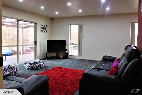 Photo of property in 1/49 Sungrove Rise, Sunnyvale, Auckland, 0612