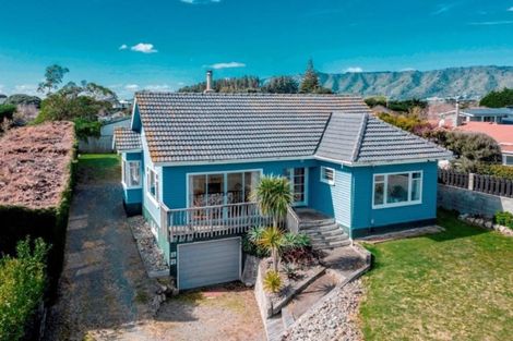 Photo of property in 35 Rangihiroa Street, Waikanae Beach, Waikanae, 5036