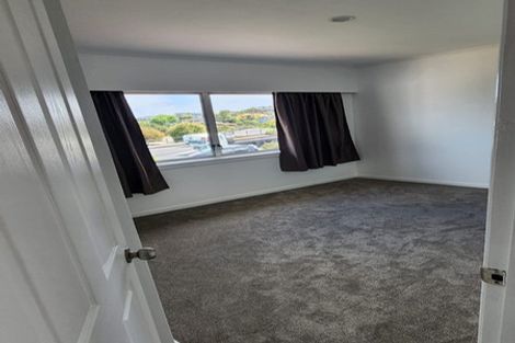 Photo of property in 623 Glenfield Road, Totara Vale, Auckland, 0629