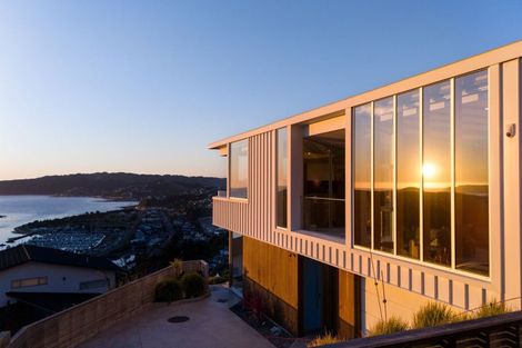 Photo of property in 10 Seascape View, Paremata, Porirua, 5024