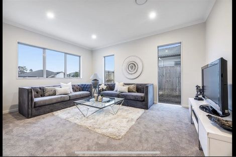 Photo of property in 15 Walter Ruddock Avenue, Kumeu, 0810