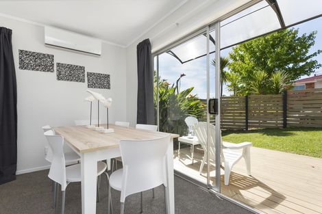 Photo of property in 1/1 Armstrong Place, New Lynn, Auckland, 0600