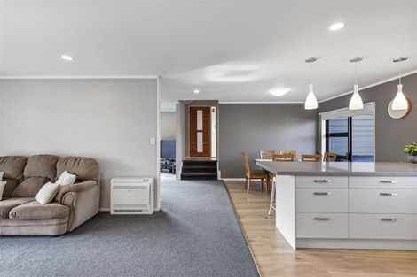 Photo of property in 4 Pinewood Grove, Botany Downs, Auckland, 2010