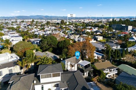 Photo of property in 30 Terrace Avenue, Mount Maunganui, 3116