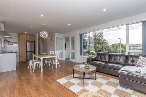 Photo of property in 2/10 Exmouth Road, Northcote, Auckland, 0627