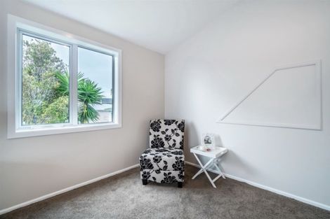 Photo of property in 2/210 Sunnynook Road, Totara Vale, Auckland, 0627