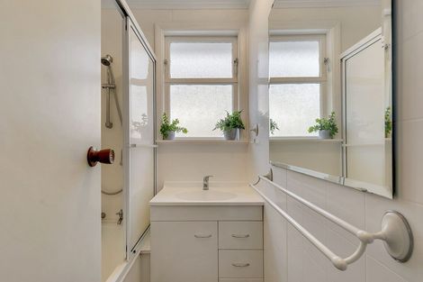 Photo of property in 5 Wakefield Terrace, Tawa, Wellington, 5028