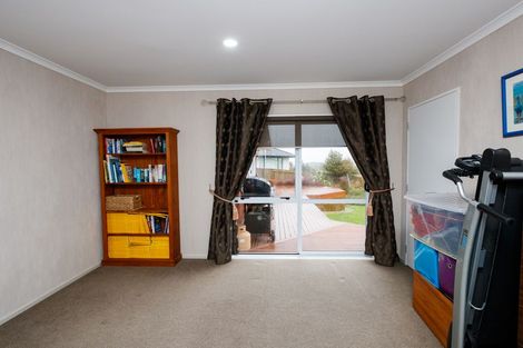 Photo of property in 20 Johnstone Drive, Fitzherbert, Palmerston North, 4410