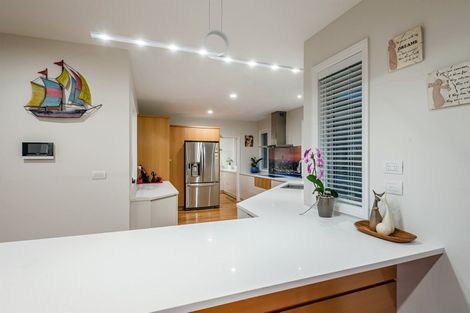 Photo of property in 13a Parr Terrace, Castor Bay, Auckland, 0620