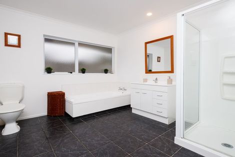 Photo of property in 20 Johnstone Drive, Fitzherbert, Palmerston North, 4410