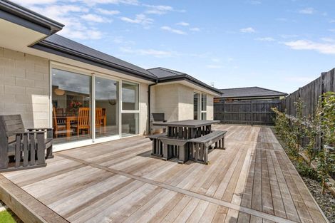 Photo of property in 1 Corsica Court, Fitzherbert, Palmerston North, 4410