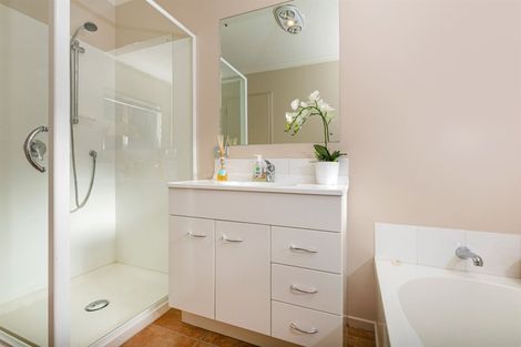 Photo of property in 27 Mckinley Road, Sunnyvale, Auckland, 0612