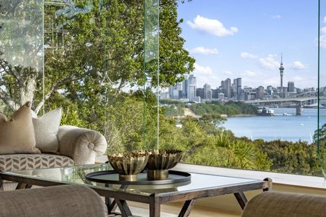 Photo of property in 30 Fairfax Avenue, Northcote, Auckland, 0627