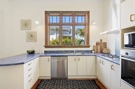 Photo of property in 26 Grove Road, Kelburn, Wellington, 6012