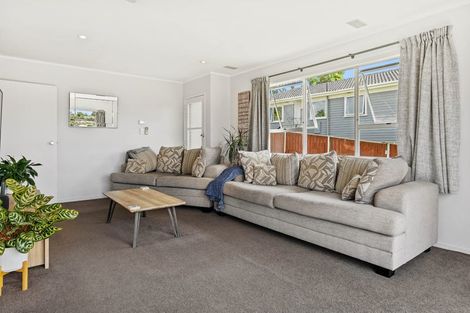 Photo of property in 16 Arlette Place, Massey, Auckland, 0614