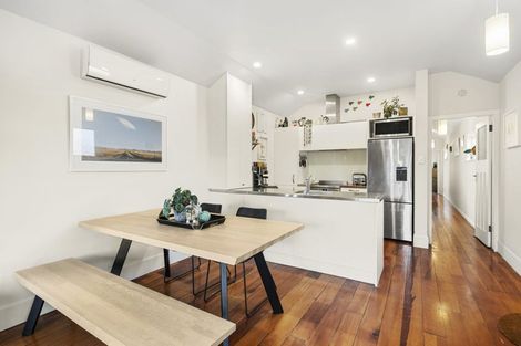 Photo of property in 18 Apu Crescent, Lyall Bay, Wellington, 6022