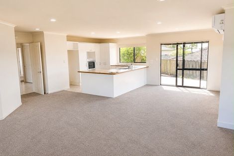 Photo of property in 17 Rivervale Grove, Stanmore Bay, Whangaparaoa, 0932