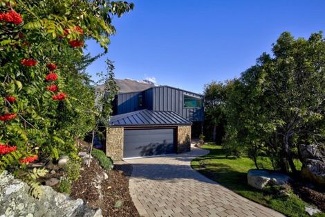 Photo of property in 34 Cedar Drive, Kelvin Heights, Queenstown, 9300
