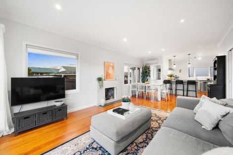 Photo of property in 20 Bradbury Road, Botany Downs, Auckland, 2010