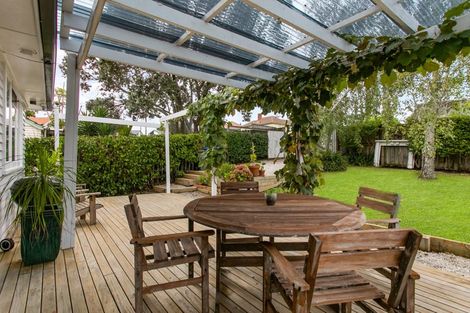 Photo of property in 25 Clairville Crescent, Wai O Taiki Bay, Auckland, 1072