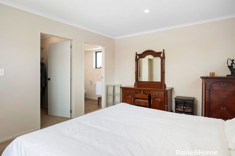 Photo of property in 21 Cambridge Road, Martinborough, 5711