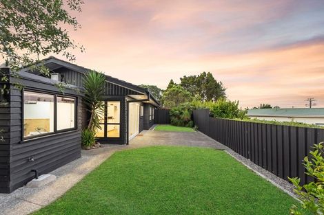 Photo of property in 2/44 Waimumu Road, Massey, Auckland, 0614